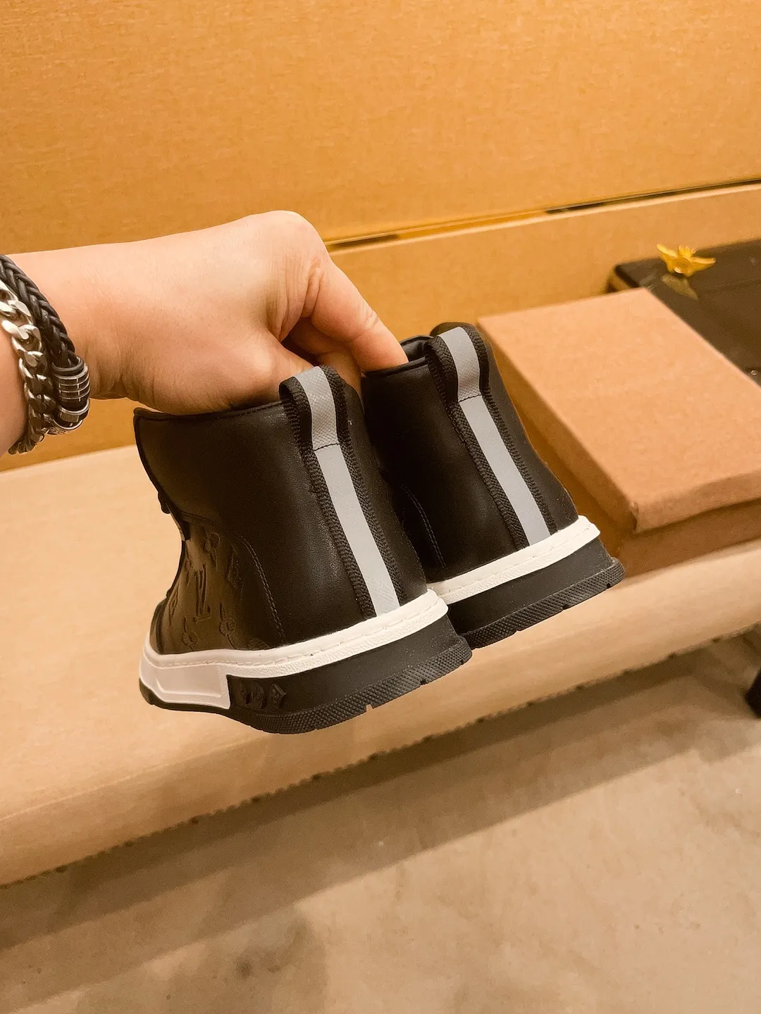 Men's shoes 💰 440💰【 LV 】🔥 Louis Vuitton, high-end men's shoes brand, official website 1:1 latest masterpiece: the upper is made of first-layer cowhide imported from Italy with a comfortable and breathable lining➕original non-slip and wear-resistant outsole🔥, making walking more convenient and comfortable! An exclusive new model, a stunning work, a beautiful 1:1 replica [color] compared to the official quality! Create a fashionable personality to set off your uniqueness! A must-have for trendy men! Classic🔥Size: 38-44 Color: 🔥Multiple colors available🔥